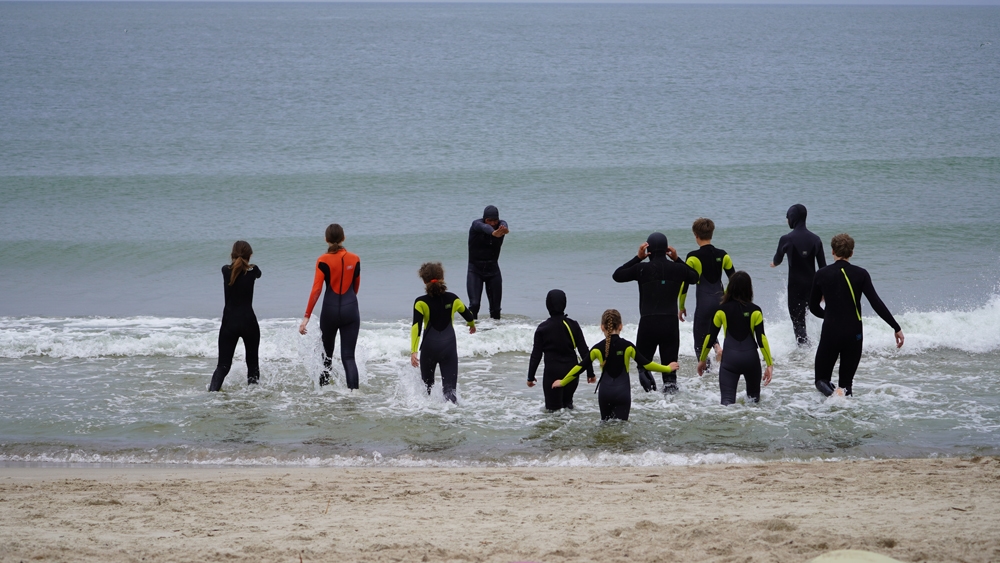 Domas Rimeika teaching surf class