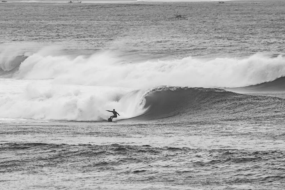 Tom de souza surfing