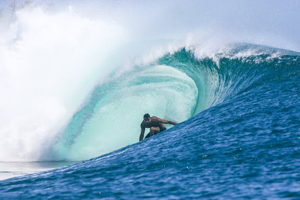 Tom de souza surfing