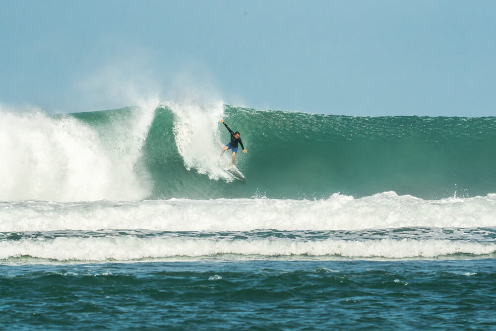 Tom de souza surfing