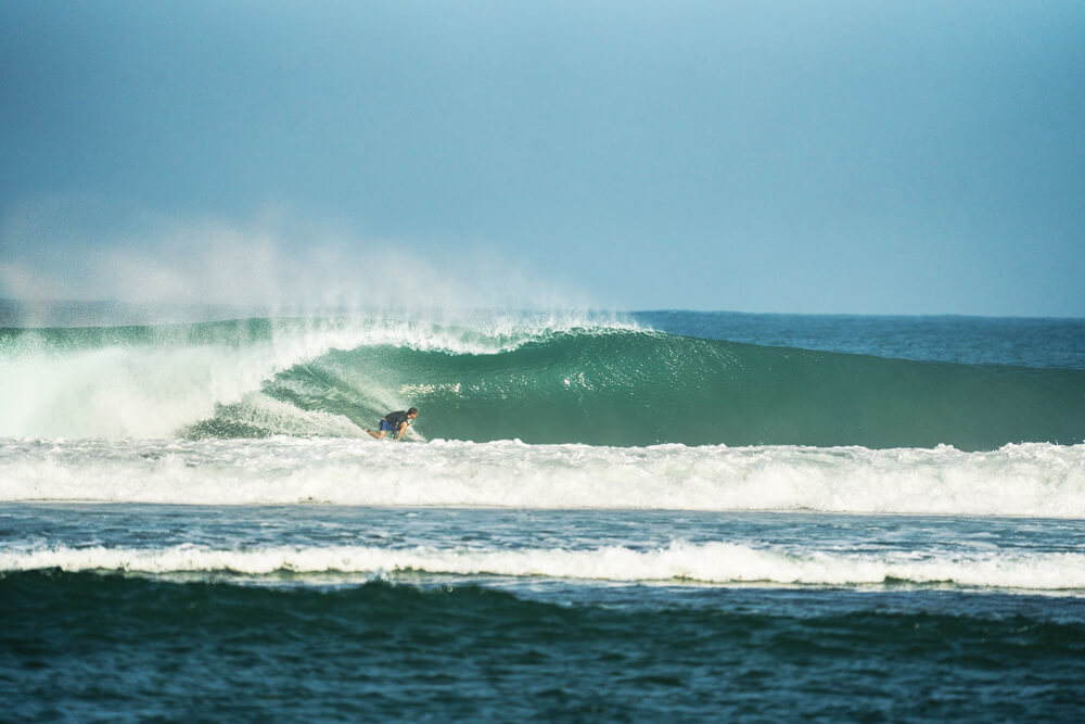 Tom de souza surfing